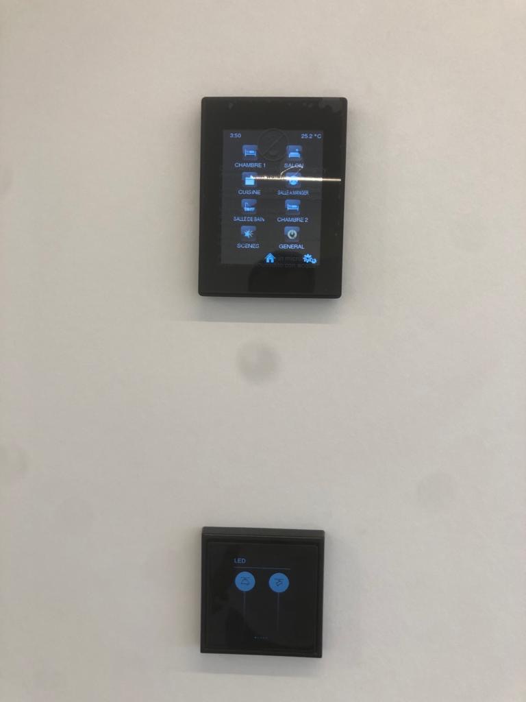 Système domotique KNX avec écran tactile et interrupteur LED