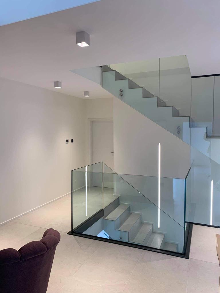 Escalier design avec éclairage intégré