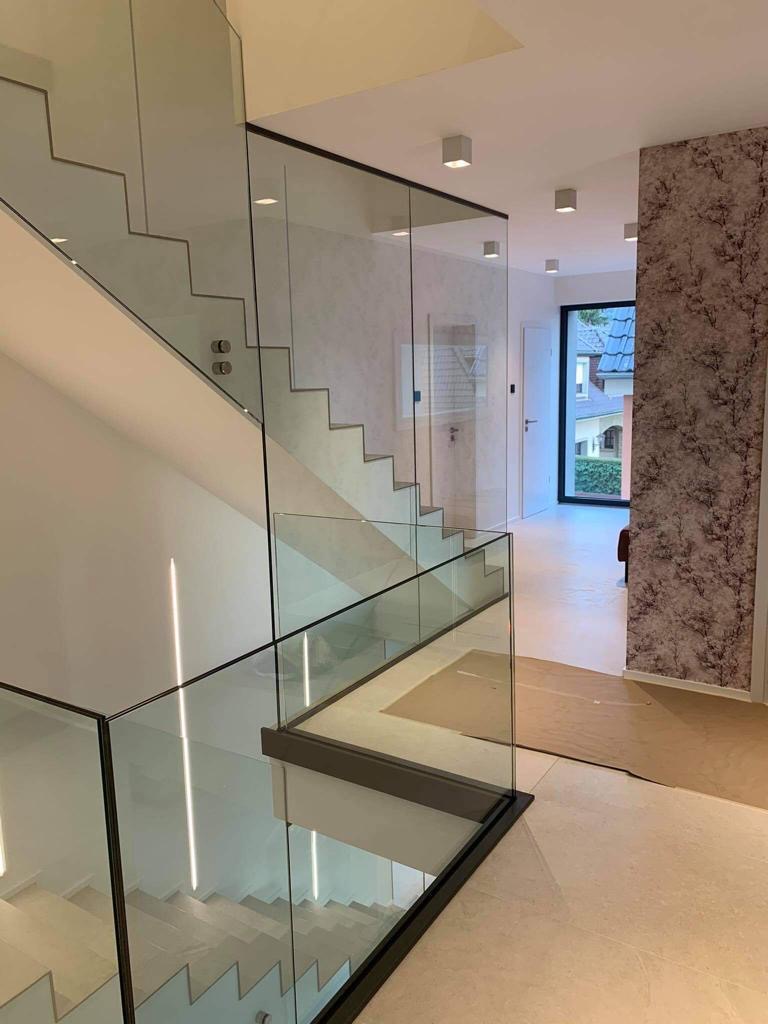 Escalier moderne avec garde-corps en verre et LED