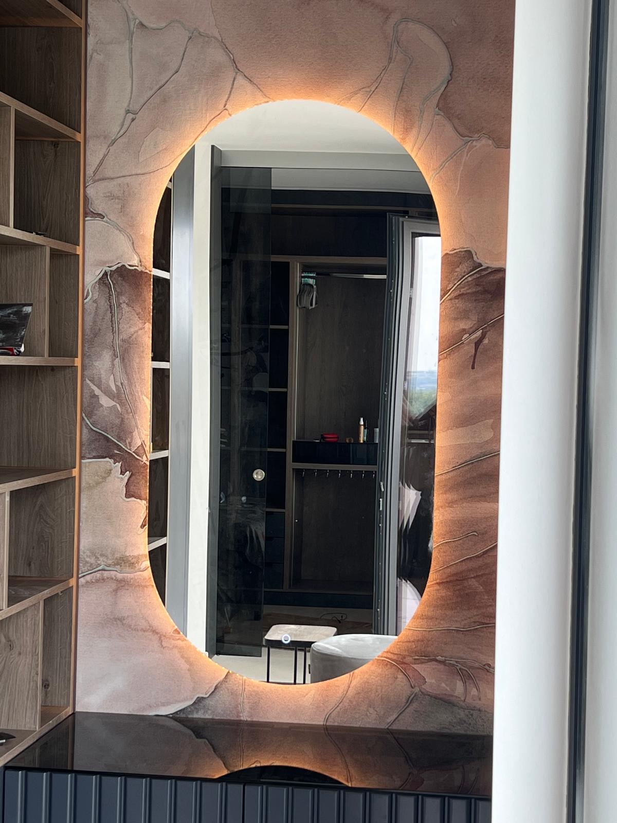 Miroir rétroéclairé LED dans dressing